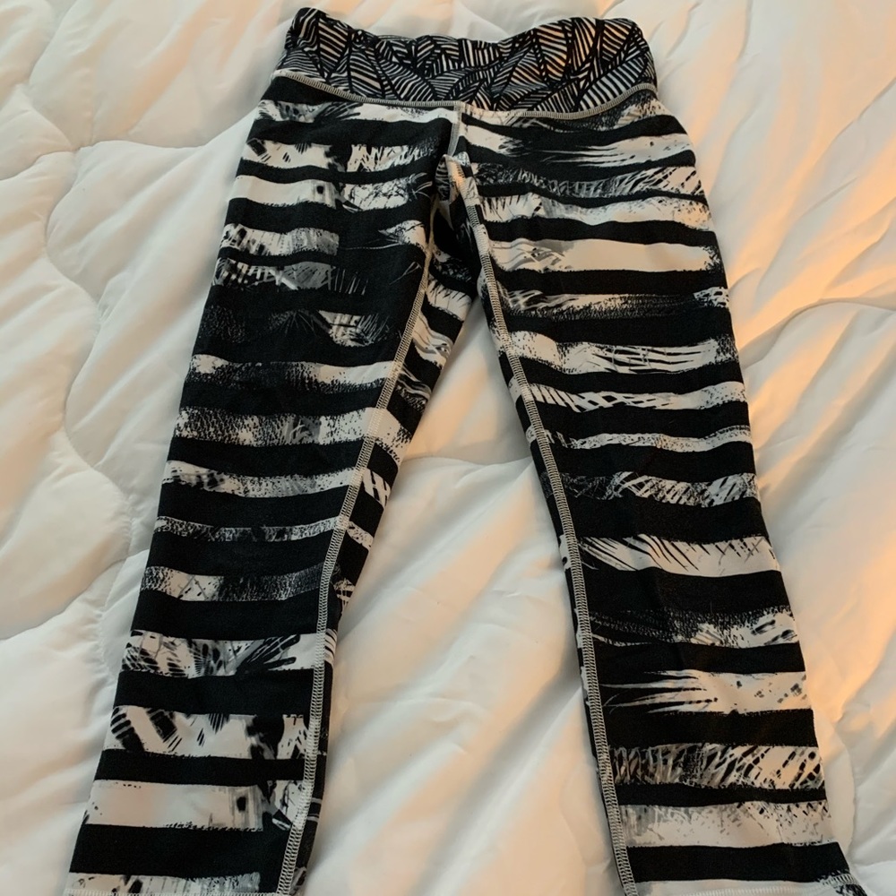 Lululemon shady palms wunder under crop size 4